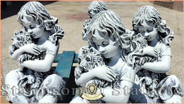 Statueta fetita cu catelus gri patinat