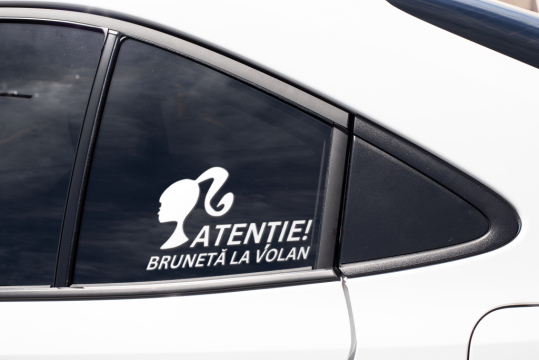 Sticker auto - Atentie bruneta la volan