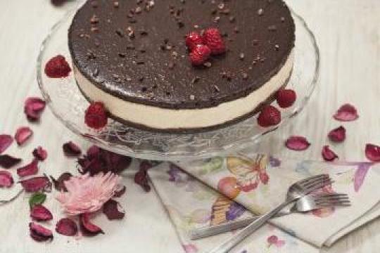 Tort Delight cu ciocolata alba, ciocolata neagra si zmeura
