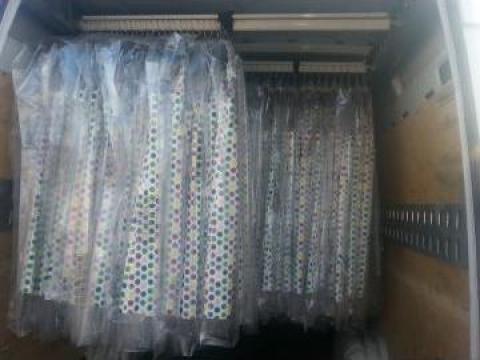 Transport textile pe umerase