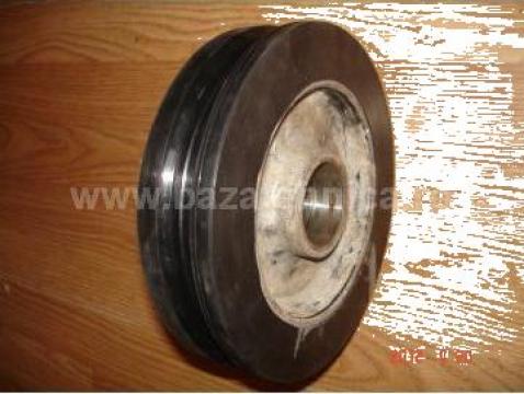 Turnare bandaj cauciuc pe roata masina de taiat beton
