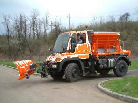 Utilaj cu raspanditor material antiderapant si lama Unimog