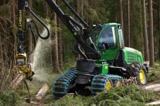 Utilaj recoltat busteni - harvester John Deere 1070E